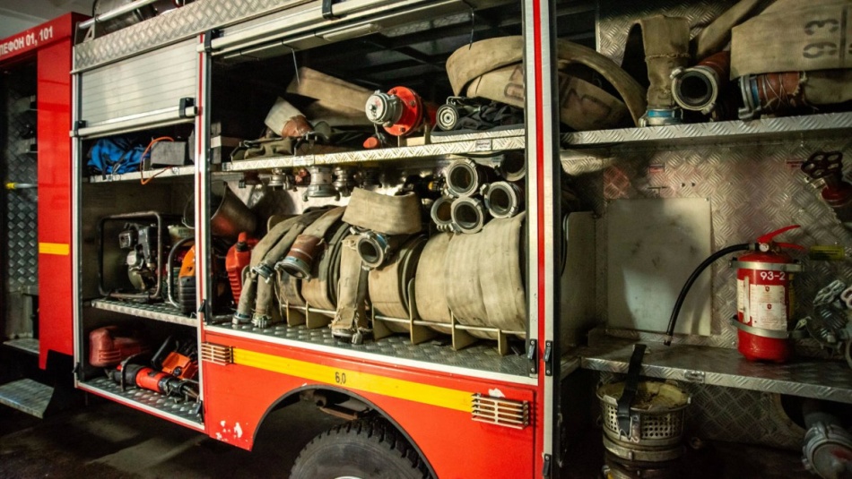 Пожар в офисе на Шкиперском протоке: МЧС борется с огнем в центре Петербурга
