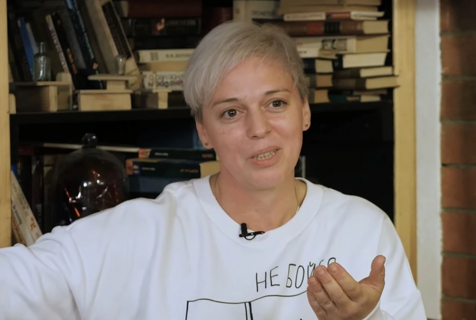 Актриса Нелли Уварова получила травму на катке в Лужниках