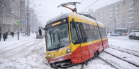 Трамвай сошел с рельсов у метро Выборгская: движение маршрутов изменено