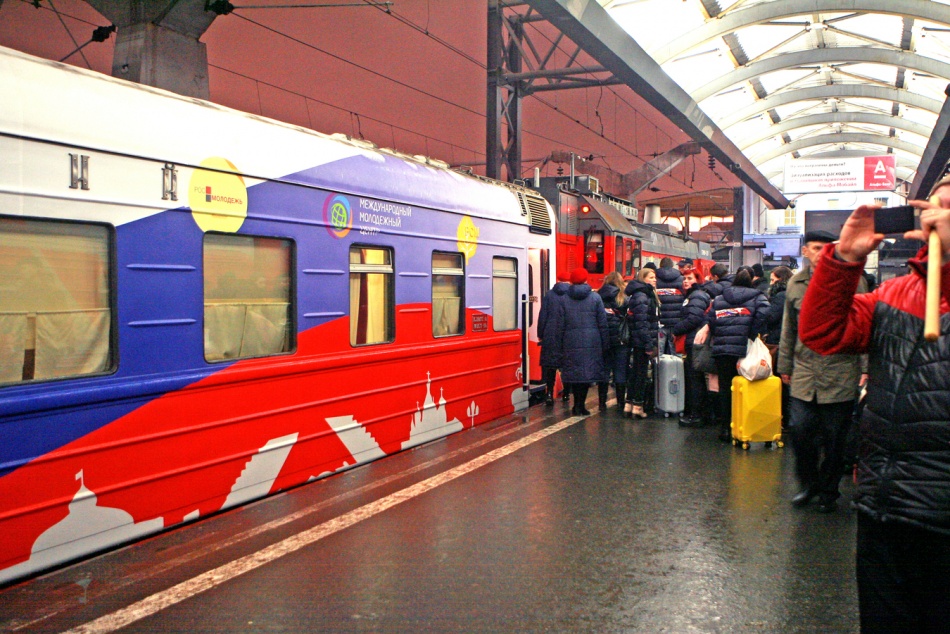 Два поезда из Севастополя в Петербург задерживаются из-за остановки движения на мосту
