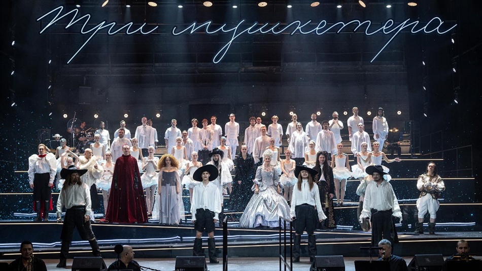 Музыкальные дуэли и танцы шпаг: как «Три мушкетера» зажгли сцену Моссовета