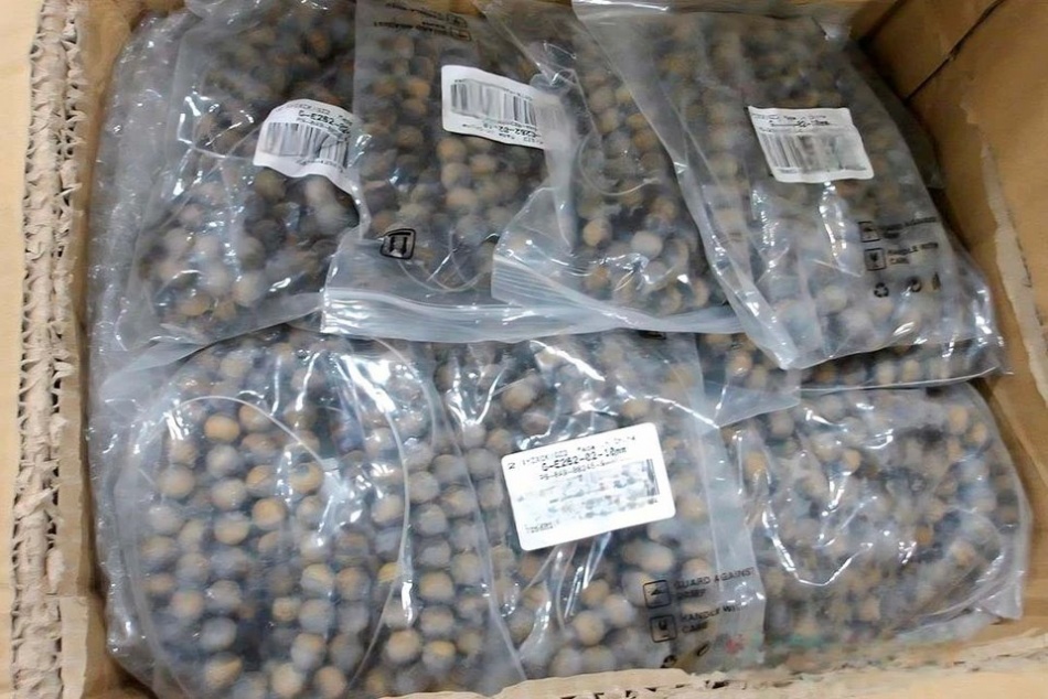 В Петербург пытались ввезти 30 кг опасных бусин с радиацией из Китая