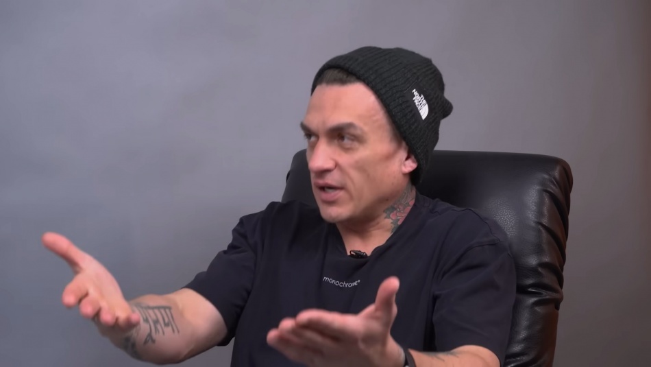 Врач прокомментировал слухи о состоянии Влада Топалова после новых фото