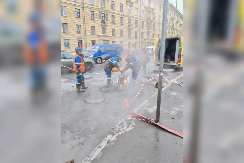 На Невском проспекте Петербурга прохожих удивил фонтан из водостока
