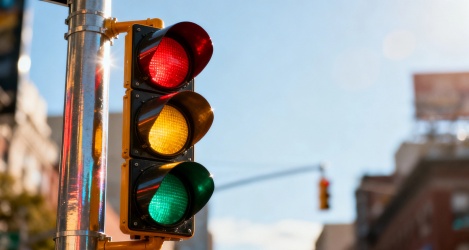 В Петербурге объяснили, почему светофоры стали дольше держать красный