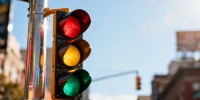 В Петербурге объяснили, почему светофоры стали дольше держать красный
