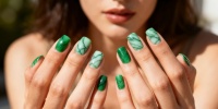 В моду возвращаются нефритовые ногти: как меняется маникюр этой весной