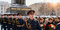 Цветы у мемориала «Город-герой Ленинград»: Петербург отметил 23 февраля