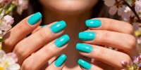 Бирюзовый маникюр возвращается: как меняется стиль весны-2026