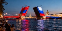 Три моста Петербурга засияют цветами флага России к 8 Марта