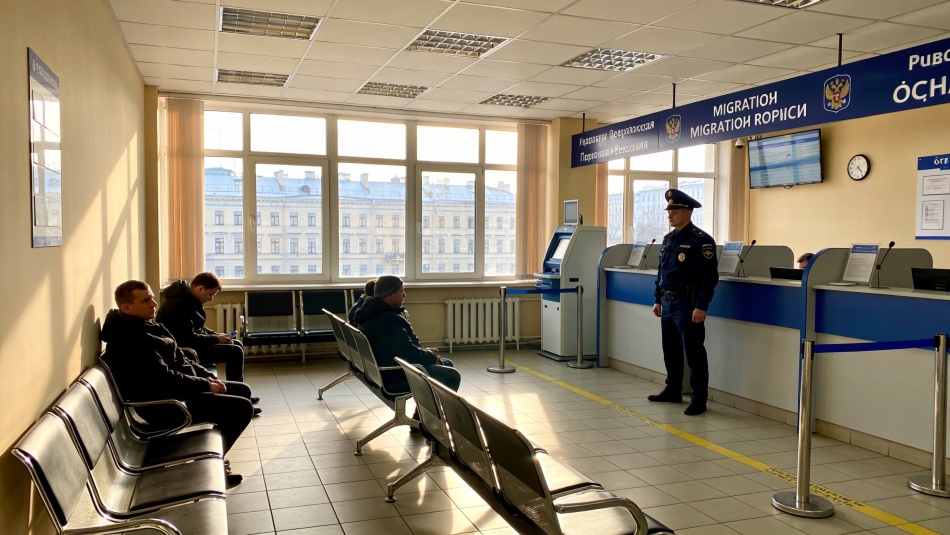 В Петербурге стало меньше мигрантов на учете после новых мер контроля
