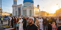 Тысячи мусульман собрались у Соборной мечети Петербурга на Ураза-байрам