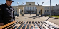 В СИЗО-1 Колпино задержали мужчину с 30 телефонами и USB-адаптерами