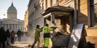 В центре Петербурга демонтируют незаконную пристройку бывшего кафе на Казанской