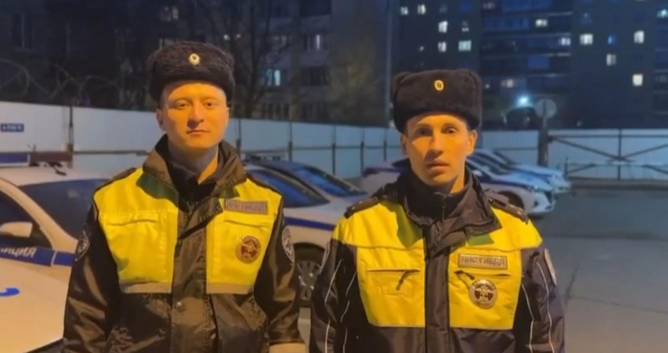 Инспекторы ГИБДД в Петербурге спасли роженицу из пробки на КАД