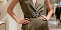 Ремень как главный акцент: как аксессуар меняет женский образ