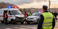 Четыре человека травмированы в аварии с машиной скорой в Петербурге
