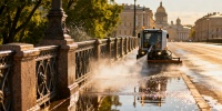 В Петербурге очистили 77 мостов и набережных к лету