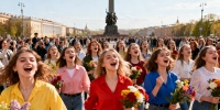 Более ста Кать исполнили «Катюшу» на площади Победы Петербурга