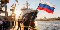 В Петербурге подняли флаг РФ на новом краболове «Кильдин»