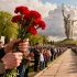 Петербуржцы почтили память защитников Ленинграда на Пискаревском кладбище