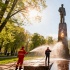 В Петербурге очистили памятники к 9 Мая после зимы