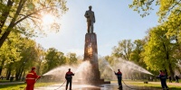 В Петербурге очистили памятники к 9 Мая после зимы