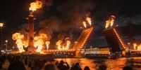 Ростральные колонны и мосты Петербурга засияют в ночь Победы