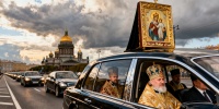 Варсонофий и Беглов провели молитвенный объезд Петербурга с иконой