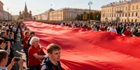 На Невском проспекте развернули гигантское Знамя Победы ко Дню Победы