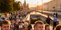 Участников «Бессмертного полка» на Дворцовой направляют к метро