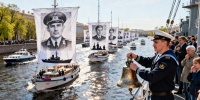 В Петербурге впервые провели акцию «Бессмертный флот» на воде