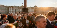 Минута молчания на Дворцовой: Петербург вспоминает павших в войне