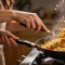 Жареный рис с курицей без вока: секрет ресторанного вкуса на обычной сковороде