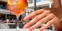 Sarti Spritz nails: новый летний тренд для стильных женщин 30+ в 2026 году