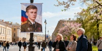 В Петербурге установили баннер с портретом бойца СВО Петра Манджиева