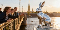 Заяц Арсений на Иоанновском мосту обновил облик к лету