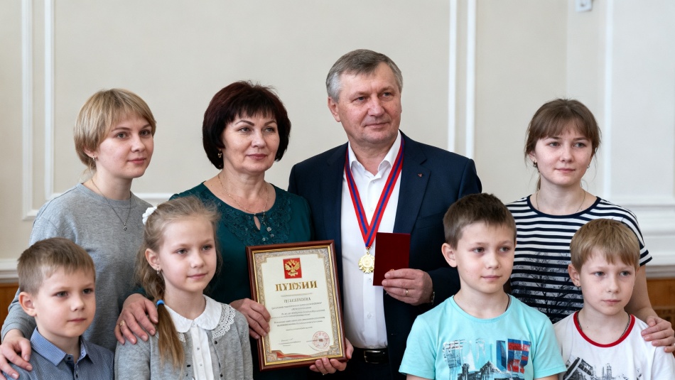 Семья из Петербурга с десятью детьми удостоена ордена «Родительская слава»