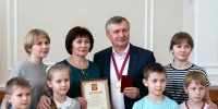 Семья из Петербурга с десятью детьми удостоена ордена «Родительская слава»