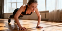 Три упражнения для занятых: как быстро подтянуть тело без спортзала