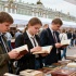 В Петербурге выпустили уникальную книгу о горожанах с помощью ИИ