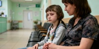 Луна Феннер снова в Петербурге: как изменилась девочка с «маской Бэтмена»
