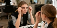 Тренд на «flat brows»: как прямые брови меняют восприятие лица и делают образ моложе