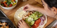 Домашняя шаурма с хрустящим лавашом и сочным мясом: пошаговый рецепт для будней
