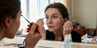 Эксперты раскрыли простой способ продлить стойкость теней для век