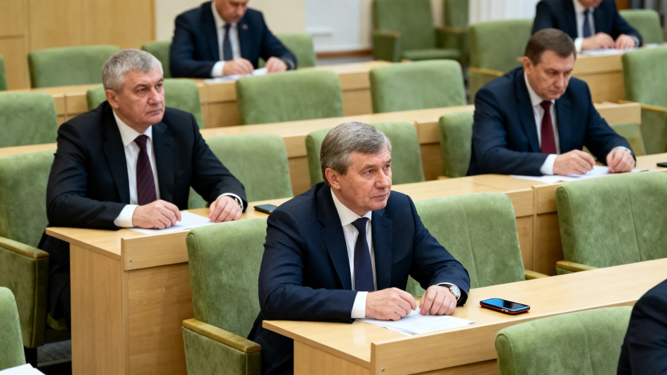Володин уверен: депутаты сами ограничат использование телефонов на заседаниях