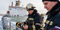 Спасатели Петербурга провели учения на ледоколе «Виктор Черномырдин»