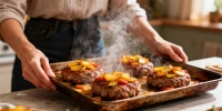 Мясные лепешки с овощной шапкой: альтернатива котлетам без лишних хлопот