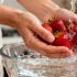 Как правильно мыть клубнику, чтобы сохранить вкус и избавиться от бактерий