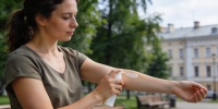 Дерматолог объяснила, как наносить и смывать SPF-крем для тела летом